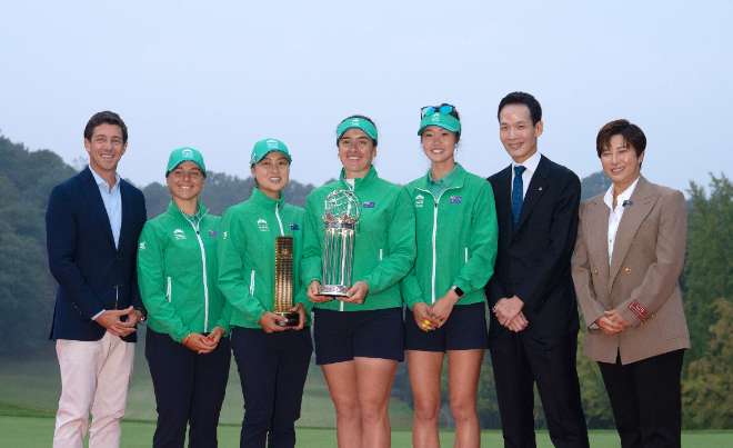 '2025 한화 LIFEPLUS 인터내셔널 크라운'에서 우승을 차지한 호주팀이 트로피를 들고 한화생명 김동원 사장과 기념촬영 중이다. ⓒ 한화