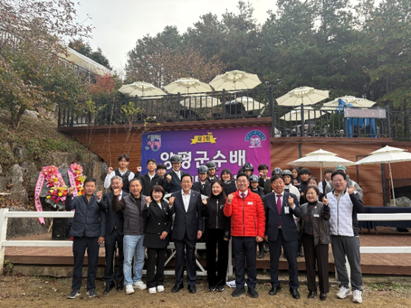 양평군수배 승마대회 수상자들과 기념촬영 / 사진제공: ㈜골든쌔들 승마클럽