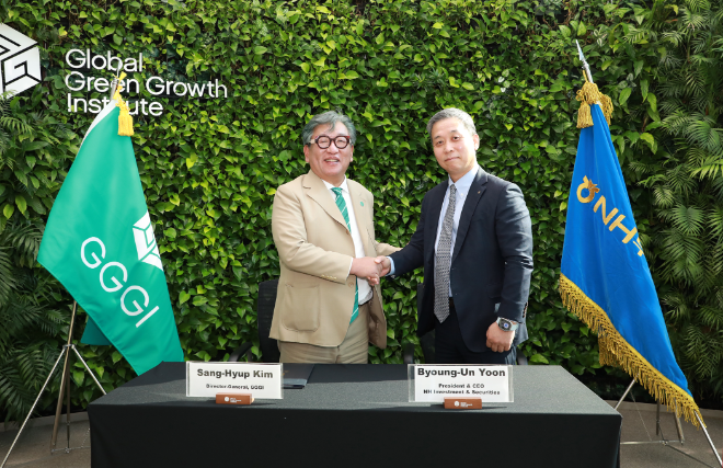 윤병운 NH투자증권 대표(오른쪽)와 김상협 글로벌녹색성장기구 사무총장이 글로벌녹색성장기구 본사에서 열린 협약식 후 기념 촬영을 하고 있다. ⓒNH투자증권