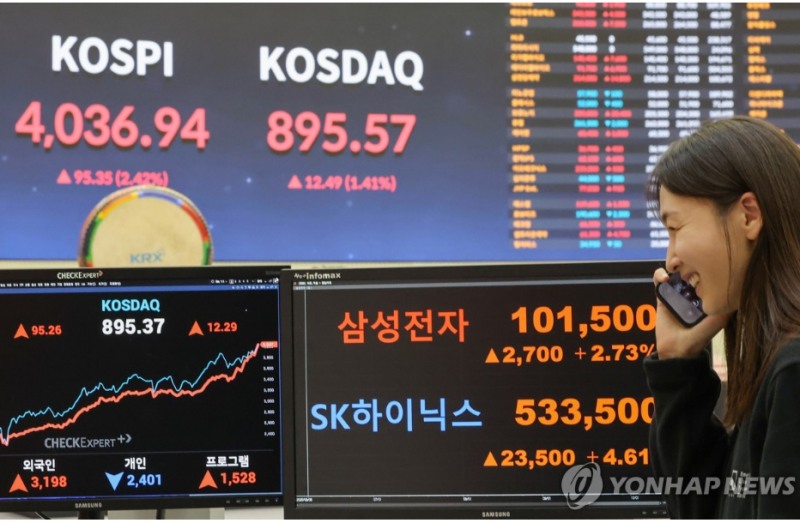 삼성전자 주가가 27일 이재용 회장 취임 3주년 날을 맞아 사상 처음으로 10만원을 돌파하고 시총도 600조원을 넘어섰다. 사진=연합뉴스