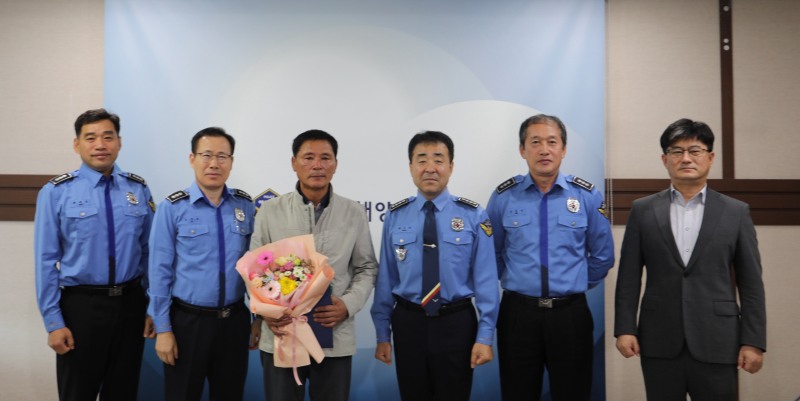 황동연 선장 표창장 수여식 (사진제공=목포해양경찰)