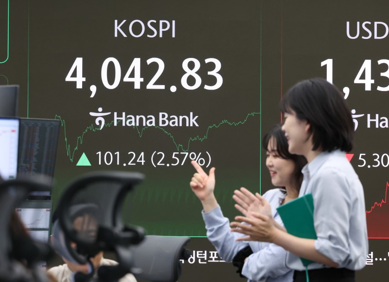 코스피가 전 거래일보다 101.24포인트 오른 4042.83에 거래를 마친 27일 오후 서울 중구 하나은행 딜링룸 전광판에 지수가 표시돼 있다./뉴시스