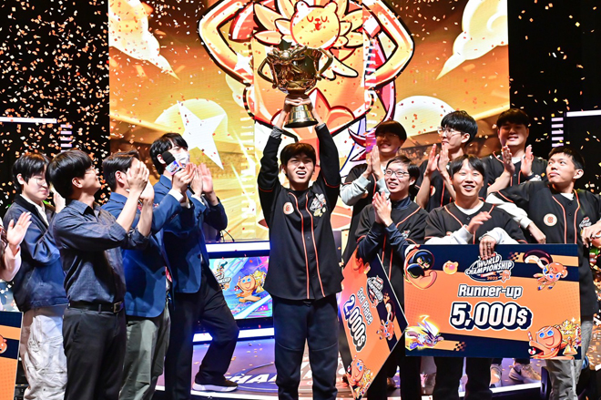 '쿠키런: 오븐브레이크 월드 챔피언십 2025'에서 우승한 쿠크시 선수가 우승컵을 들어보이고 있다. 사진 제공 : 데브시스터즈