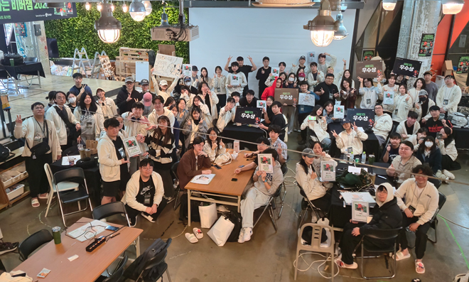 '네이버웹툰과 함께하는 비버잼' 참가자들이 기념촬영을 하고 있다. 사진 제공 : 스마일게이트