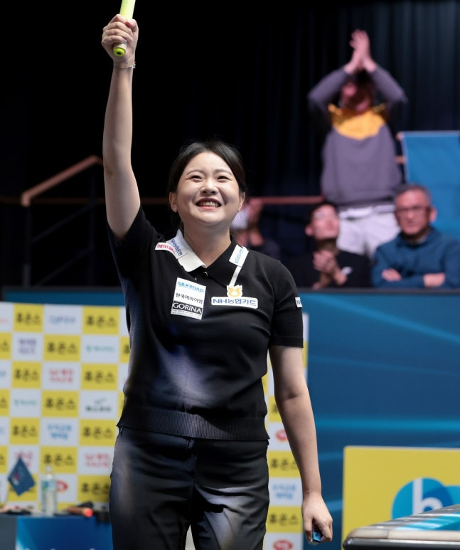 우승을 확정하고 큐를 들어 올린 김민아 / 사진=PBA 제공. 연합뉴스