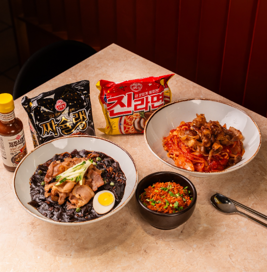 오뚜기가 제주 숙성 흑돼지 브랜드 ‘숙성도’와 함께 선보이는 오뚜기 라면을 테마로 한 협업 메뉴 사진 ⓒ 오뚜기