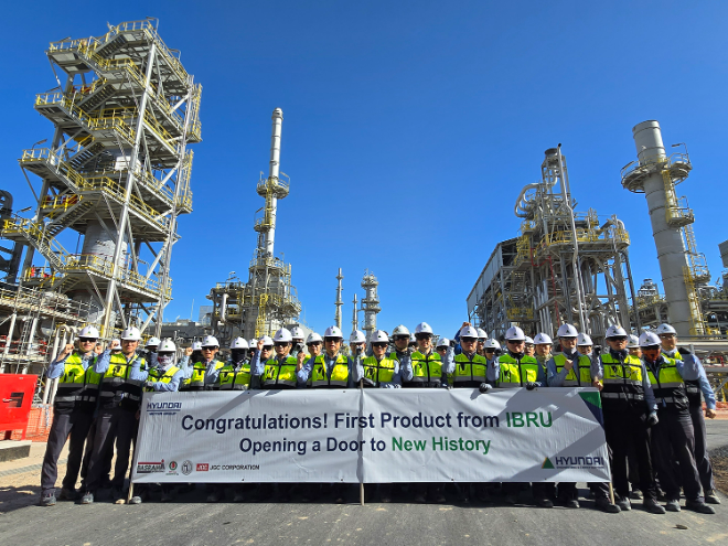 이라크 바스라 정유공장 고도화설비 공사현장 임직원들이 가솔린 생산을 축하하는 플래카드를 들고 기념사진을 촬영 중이다. ⓒ 현대건설