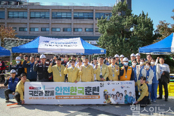 2025년 재난대응 안전한국훈련 기념촬영. (노란 점퍼 착복자 기준, 좌측부터) 조민수 국가방사선비상진료센터장, 이진경 한국원자력의학원장, 김경민 방사선의학연구소장, 이신재 경영기획본부장 (사진 제공=한국원자력의학원)