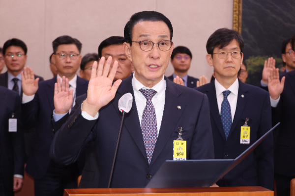 노동진 수산업협동조합중앙회이 27일 서울 여의도 국회에서 열린 농림축산식품해양수산위원회의 수협중앙회 등에 대한 국정감사에서 증인선서를 하고 있다.