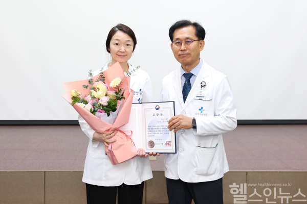 양거승 삼육서울병원 병원장(오른쪽)이 보건복지부 장관 표창을 수상한 김윤희 주임과장(왼쪽)과 기념촬영을 하고 있다. (사진 제공=삼육서울병원)