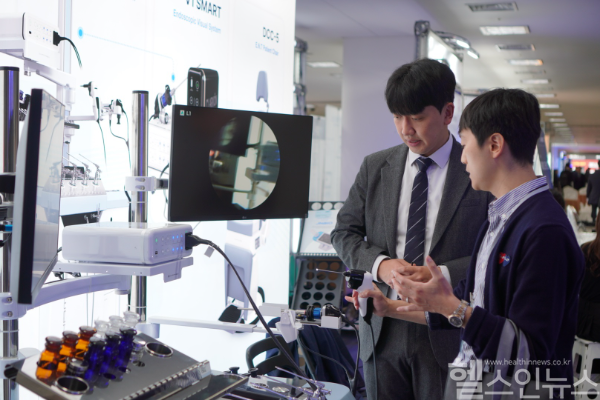 제31차 이비인후과 종합학술대회에서 동아참메드 임직원이 관람객에게 진료용 내시경 ‘V1 SMART’를 소개하고 있다. (사진 제공=동아제약)