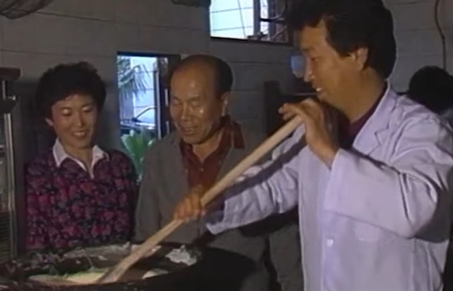 창업주 故최영화 옹(중간)에게 가업을 승계 받는 황남빵 최상은 대표(우) (사진제공=황남빵)