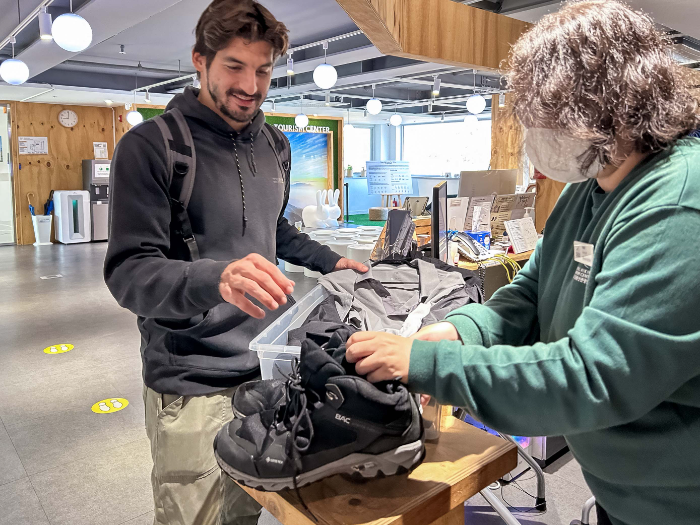 서울등산관광센터 북한산점을 이용 중인 외국인 관광객