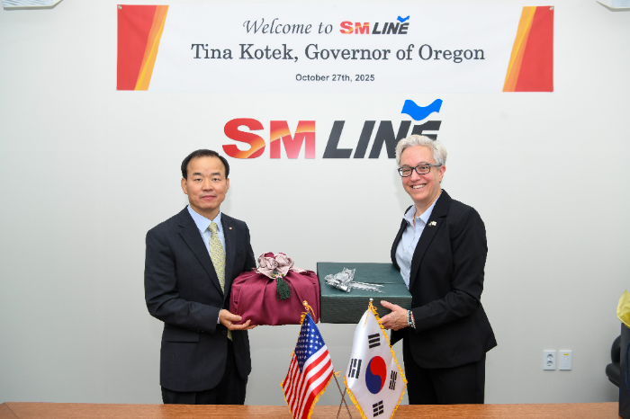 SM상선 강호준 대표이사(왼쪽)가 27일 본사가 위치한 서울 서대문구 SM그룹 신촌사옥에서 미국 오리건주 티나 코텍 주지사를 영접한 뒤 선물을 교환하며 기념촬영을 하고 있다. 이 자리에서 양 측은 한미 무역 증진과 오리건주 경제 활성화를 위한 해운 서비스 협력방안에 대해 약 1시간 동안 의견을 나눴다. / 제공=SM그룹