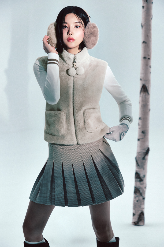 권은비, "눈처럼 맑고 차갑게"… 와이드앵글 겨울 화보서 절정의 우아함