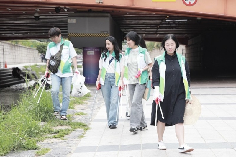 iM라이프, ESG실천 위한 ‘청계천 플로깅’ 캠페인 전개