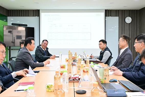 24일 풀무원샘물 포천 이동공장에서 열린 '지역상생 강화를 위한 기업 간담회'에서 포천시 백영현 포천시장(사진 왼쪽)이 풀무원샘물 백동옥 대표(사진 오른쪽)와 함께 이야기를 나누고 있다.