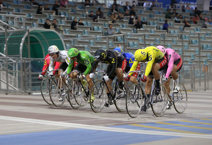 광명스피돔에서 특선급 선수들이 결승선을 앞두고 치열한 접전을 벌이고 있다