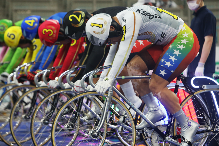 광명스피돔에서 특선급 선수들이 출발 자세를 취하며 출발신호를 기다리고 있다.