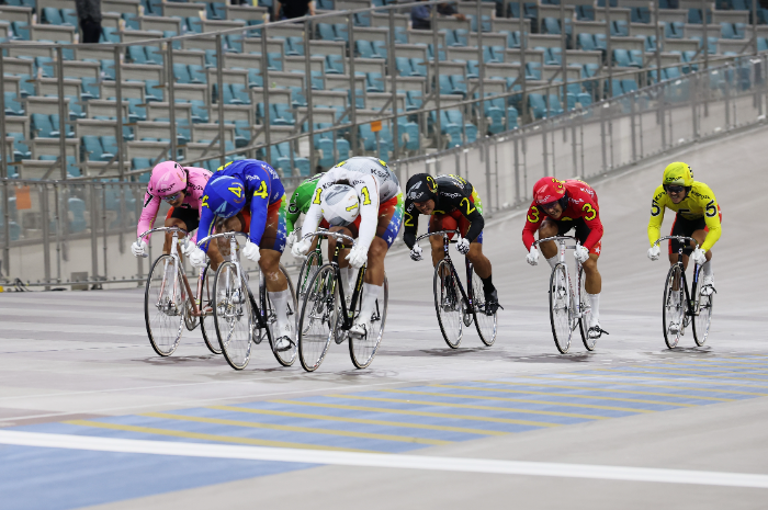 광명스피돔에서 특선급 선수들이 경주를 펼치고 있다