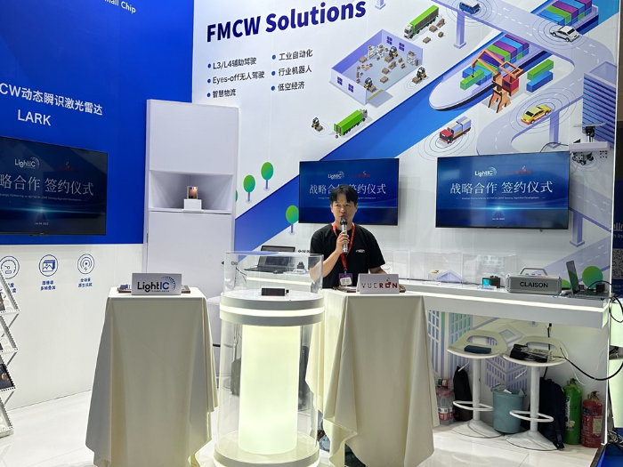 중국 항저우서 열린 ‘EAC2025’ 행사에 마련된 뷰런 부스에서 김재광 대표가 기술을 설명하고 있다.