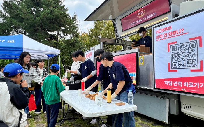 지난 25일 KBS전주방송총국 시민녹지광장에서 열린 ‘제16회 전북수학체험한마당’ 행사장에서 무료 시식회를 진행하고 있는 하림 푸드트럭. 사진제공=하림
