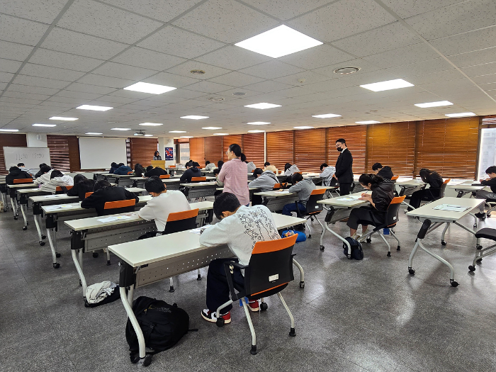 지난 25일서울 중구 교원명동빌딩에서 구몬회원들이 인정테스트 시험을 치르고 있다.