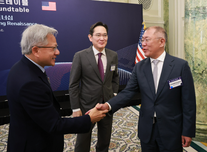 지난 8월 25일(현지 시각) 미국 워싱턴DC 윌라드 호텔에서 열린 비즈니스 라운드 테이블에서 젠슨 황 엔비디아 최고경영자(CEO)와 인사나누는 (왼쪽부터)엔비디아의 젠슨 황 CEO, 이재용 삼성전자 회장, 정의선 현대차그룹 회장. ⓒ워싱턴=연합뉴스