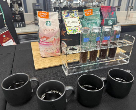 ‘나의 커피 취향 찾기’코너에서 사용된 원두 용기와 제품·커피 잔 / 사진=이태영 기자