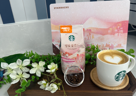 ‘별빛 블렌드로 직접 만드는 카페 라테’ 코너에서 기자가 직접 만든 라테와 ‘별빛 블렌드’ 제품 / 사진=이태영 기자