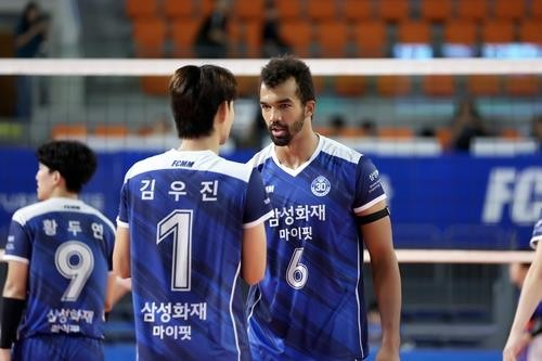 삼성화재, 2연패 뒤 첫 승...아히·도산지 활약으로 우리카드 3-0 격파