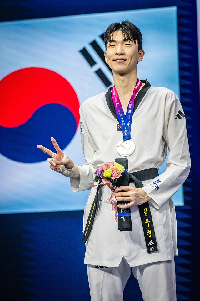 은메달을 목에 건 성유현. / 사진=세계태권도연맹 제공. 연합뉴스