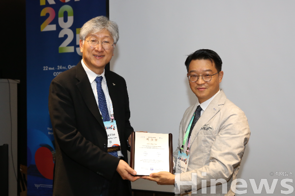 (왼쪽부터) 서성일 대한비뇨의학회 회장, 고영휘 이대비뇨기병원 교수 (사진 제공=이화의료원)