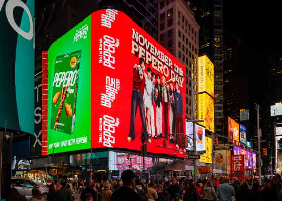 미국 뉴욕 타임스스퀘어 ‘TSX 브로드웨이’ 빌딩에서 송출되고 있는 롯데웰푸드 빼빼로데이 글로벌 마케팅 캠페인 영상 ⓒ 롯데웰푸드