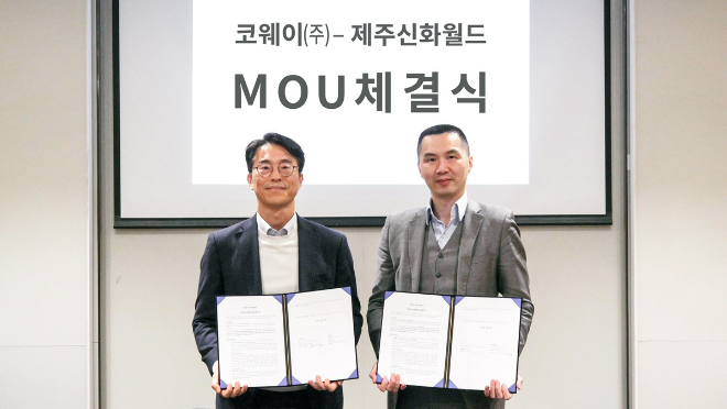 지난 28일 제주 서귀포시 제주신화월드에서 열린 업무협약식에서 김순태 코웨이 경영관리본부장(왼쪽)과 황웨이 제주신화월드 최고경영책임자(오른쪽)가 기념촬영을 하고 있다. ⓒ 코웨이