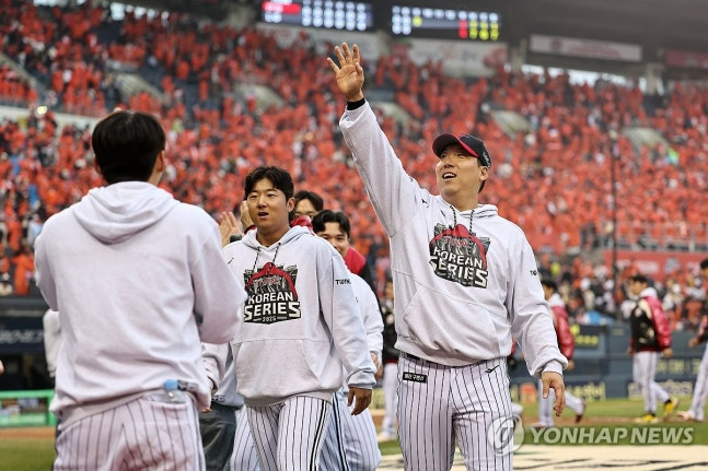 손 흔드는 김현수 / 사진=연합뉴스