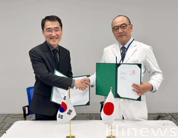 Song Si-yeol, director of the Heavy Ion Therapy Implementation Task Force at Seoul Asan Medical Center (and Cancer Hospital director), and Hiroshi Ishikawa, director of QST Hospital, pose for a commemorative photo after signing a cooperation agreement on heavy ion therapy on October 27 at QST Hospital in Japan. (Photo provided by Seoul Asan Medical Center)