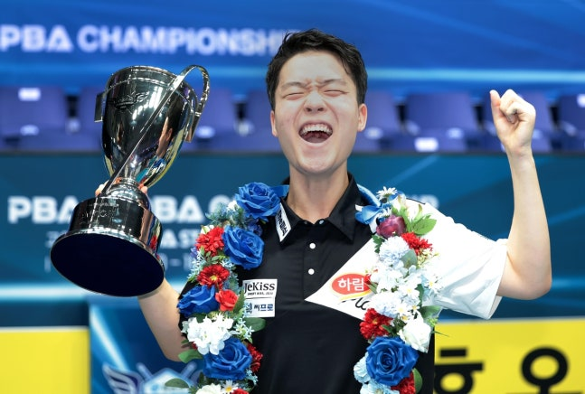 두 번째 우승 트로피를 들어 올린 김영원 / 사진=PBA 제공. 연합뉴스