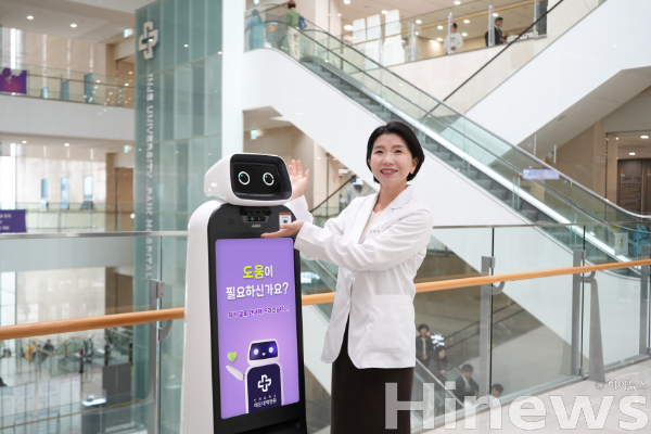 하이펙스 참가 경험을 바탕으로 2024년 도입한 안내로봇과 함께 조현진 센터장이 기념촬영을 하고 있다. (사진 제공=해운대백병원)