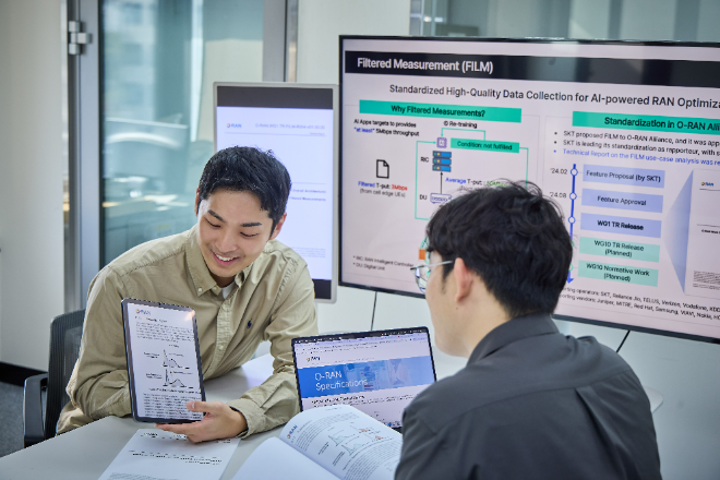 SK텔레콤은 글로벌 오픈랜 표준화 기구 O-RAN 얼라이언스(O-RAN Alliance)에서 무선망 데이터 수집 고도화 기술 'Filtered Measurements(FILM)'에 대한 기술 문서를 새롭게 발간하는 등 표준화 제정을 주도하고 있다고 29일 밝혔다. ⓒ SK텔레콤