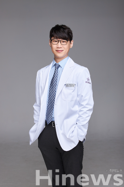 Dr. Kook-hyun Kim reviews 3-D simulation of mastopexy-augmentation, illustrating tailored implant pocket and skin excision pattern. Credit: Human Plastic Surgery Clinic.