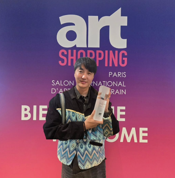 프랑스 파리 카루젤 루브르에서 개최된 전시서 ‘올해의 작가상’을 수상한 대한사회복지회 나눔대사 배드보스