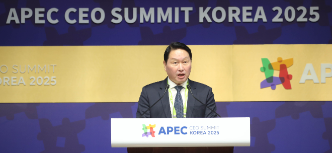 최태원 대한상공회의소 회장(SK그룹 회장)이 29일 오전 경북 경주시 예술의전당에서 열린 '2025 아시아태평양경제협력체(APEC) 최고경영자 회의(CEO 서밋)' 개회식에 참석해 개회사를 하고 있다. ⓒ대한상의