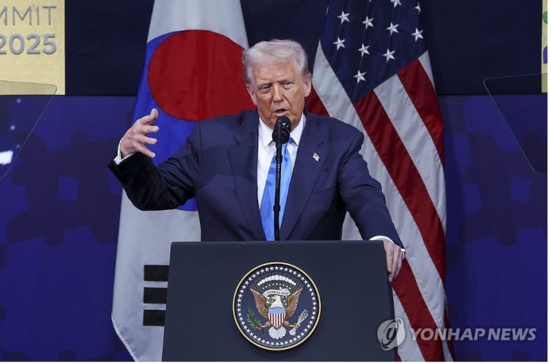 트럼프 미국 대통령이 29일 경북 경주 예술의전당에서 열린 '2025 아시아태평양경제협력체 최고경영자 서밋(APEC CEO SUMMIT)'에 참석해 연설을 하고 있다. 사진=공동취재단