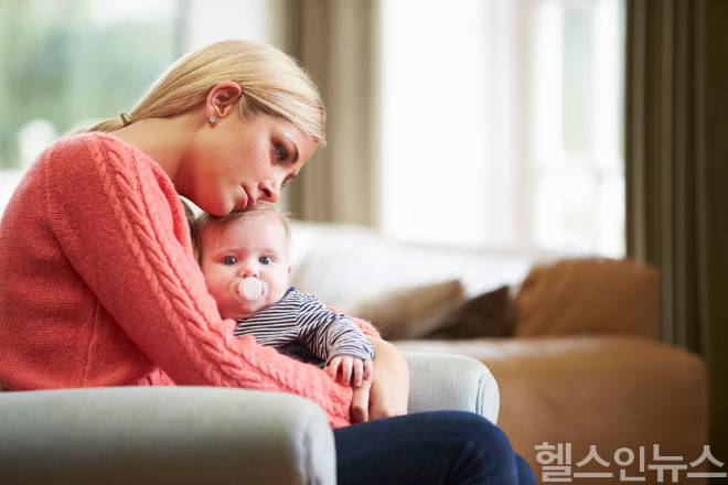 출산 후 이유 없는 눈물과 불안이 계속된다면 산후우울증을 의심해봐야 한다. 조기 상담과 가족의 공감이 회복의 열쇠다. (이미지 제공=클립아트코리아)
