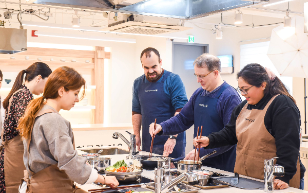 한식진흥원 한식배움터에서 요리체험을 하는 외국인 참가자들