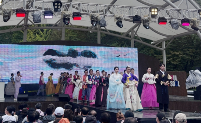 팔컴홀딩스가 주최하고 서울시가 후원한 ‘제2회 LUXX 2025 키즈·시니어 문화화합 페스티벌’이 10월 10일부터 12일까지 서울 어린이대공원 열린무대에서 성황리에 막을 내렸다.