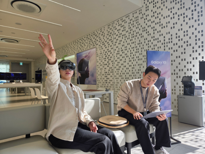 삼성스토어 홍대에서 헤드셋 형태의 모바일 기기 '갤럭시 XR'을 체험하는 모습. ⓒ 삼성전자