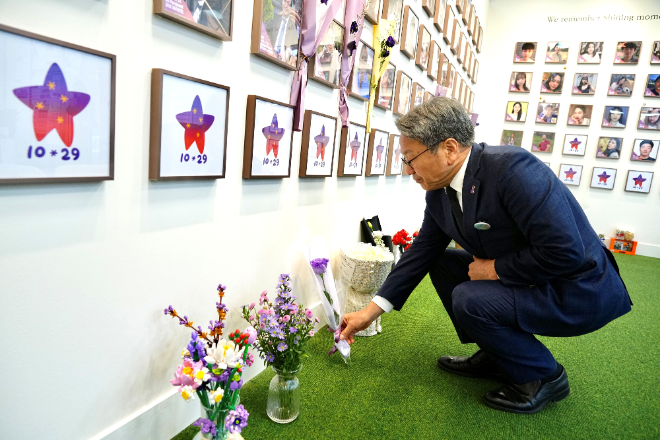 별들의 집을 방문해 헌화와 묵념을 하고 있는 강기정 광주광역시장. ⓒ 광주시