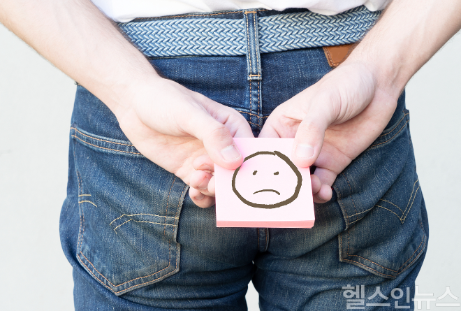 배변 시 찢어지는 통증과 선홍색 출혈이 반복된다면 치열을 의심해야 한다. 초기에는 생활습관 교정만으로도 호전이 가능하다. (이미지 제공=클립아트코리아)